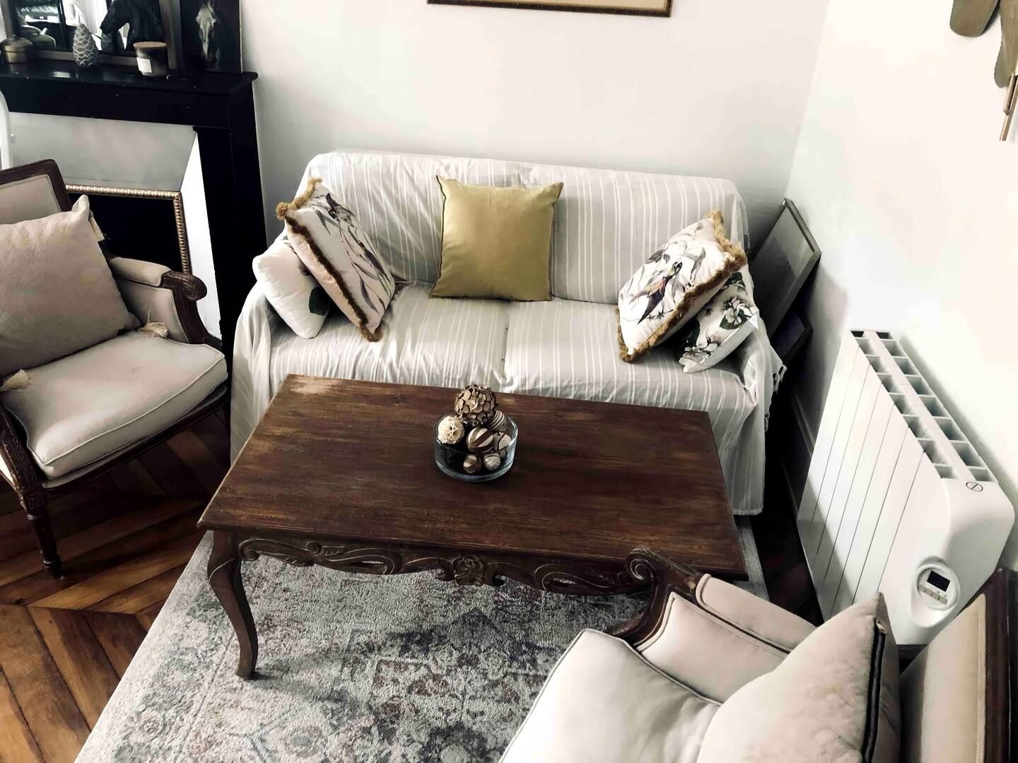 Location À LOUER – Charmant appartement de style parisien de 70 m², soigneusement meublé. (loyer tout inclus)