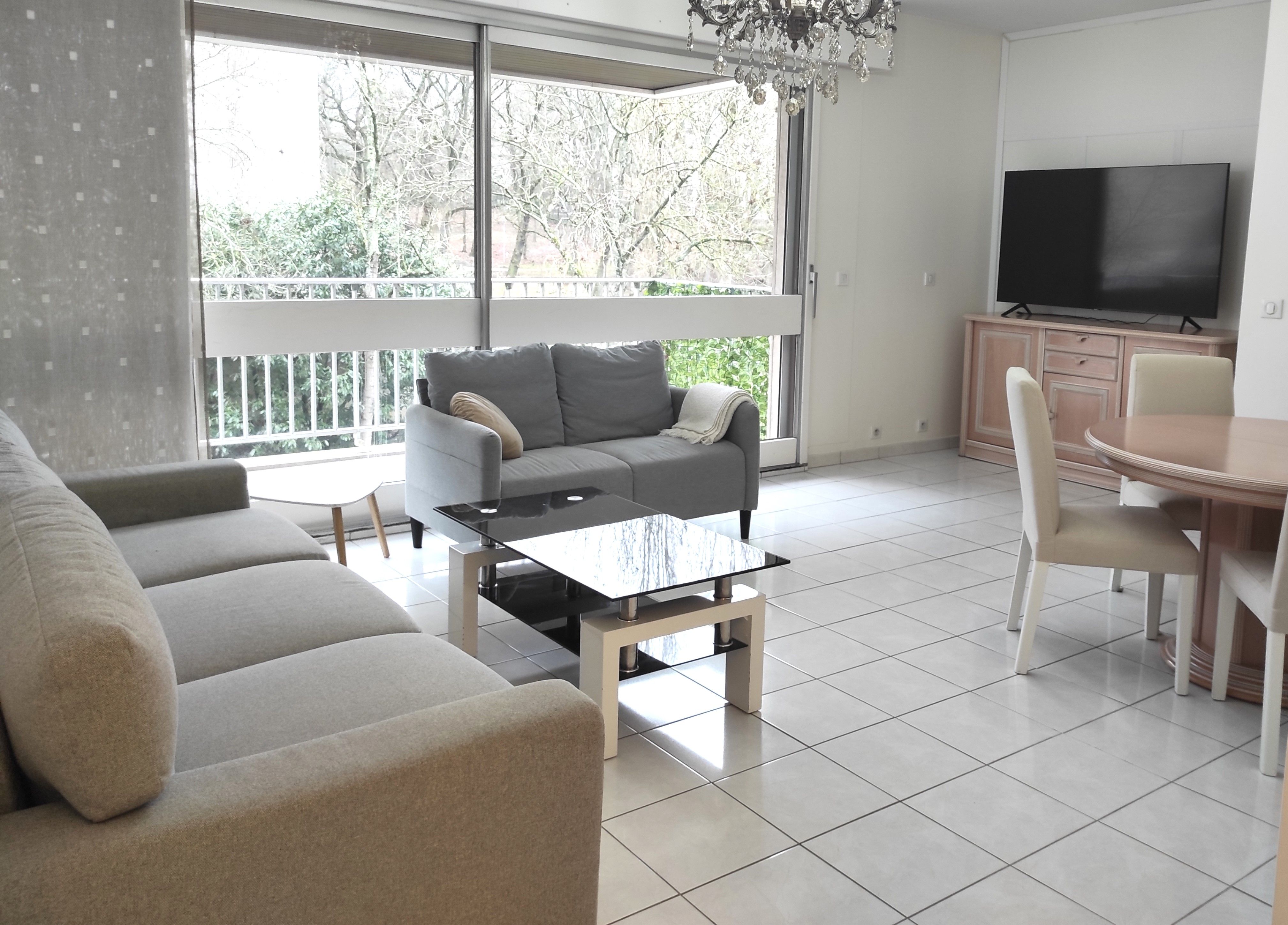 Appartement d’exception meublé haut de gamme de 92 m2 avec 3 chambres avec terrasse, parc privé, tennis (loyer tout inclus) Saint-Cloud