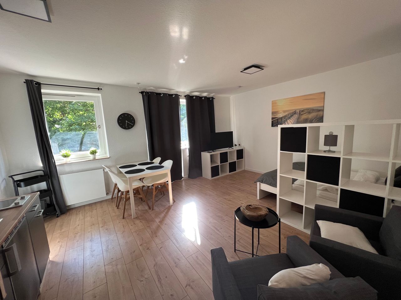 Bright, freshly renovated apartment close to the center with balcony and parking space