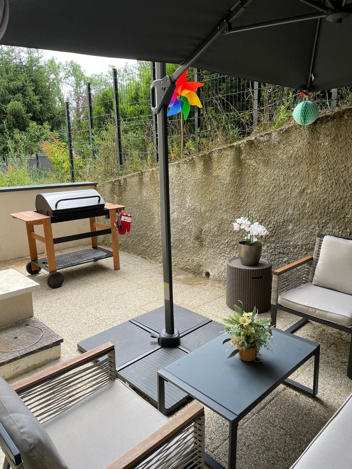 Location Spacieux appartement meublé de 3 chambres avec terrasse, jardin privé et 2 place
