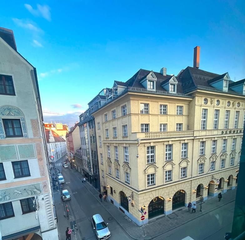 Modern studio at Munich Marienplatz (with home Cinema Feeling)