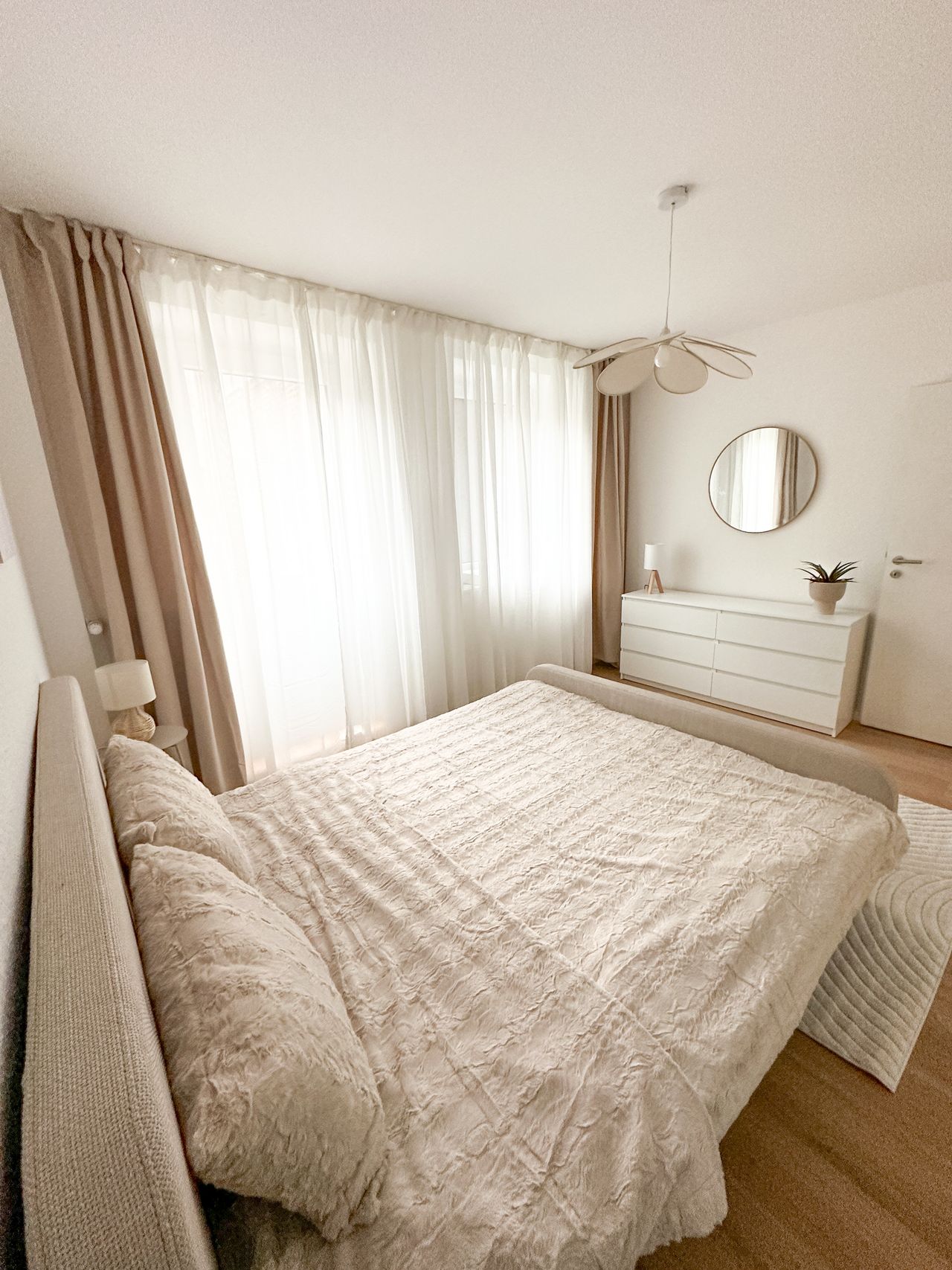 Beautiful Newly Renovated 2-Room Apartment with Separate Kitchen and Modern Bathroom