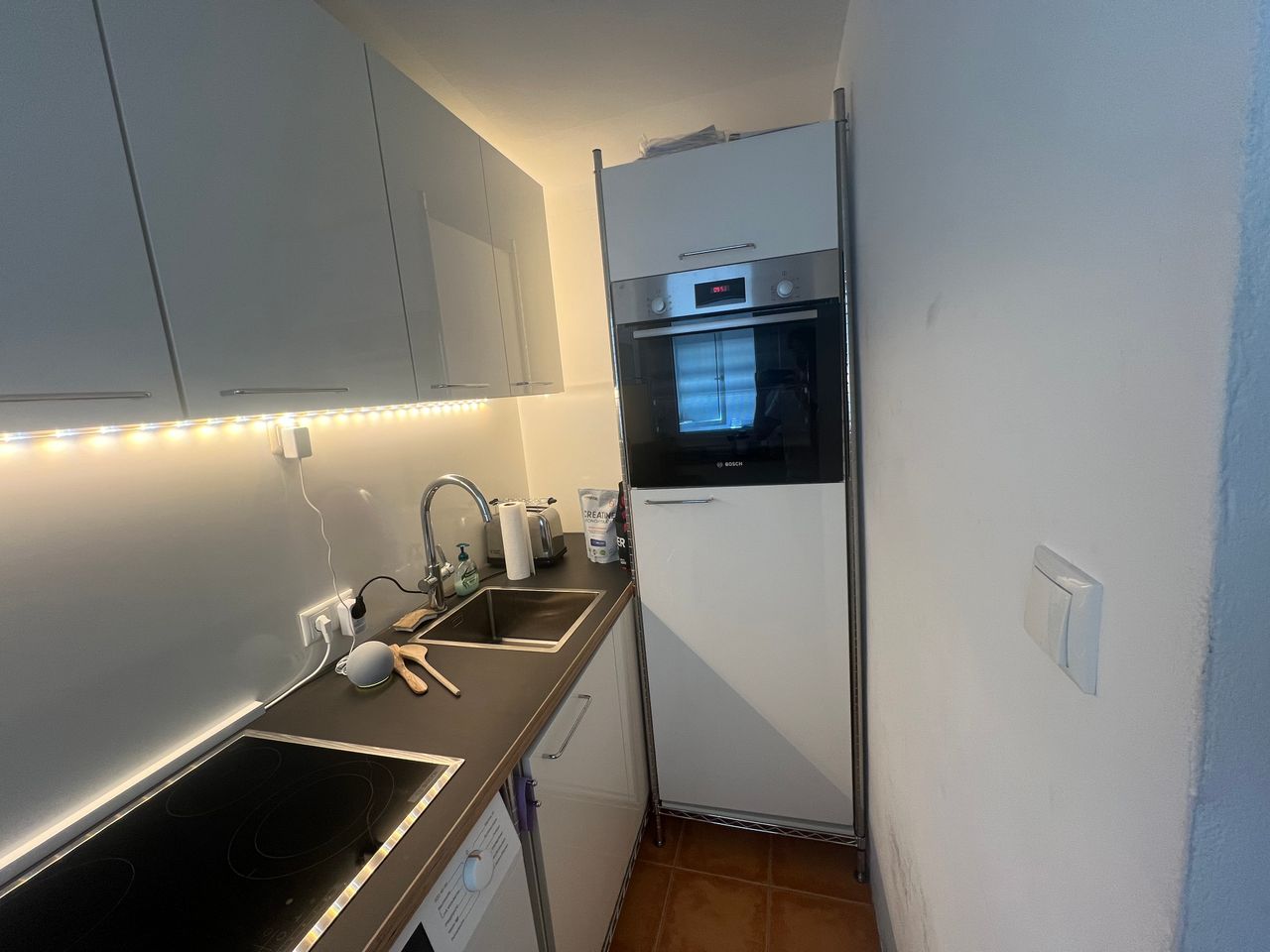 Furnished 2-Room Apartment with Loggia & Home Office Setup in Central Location