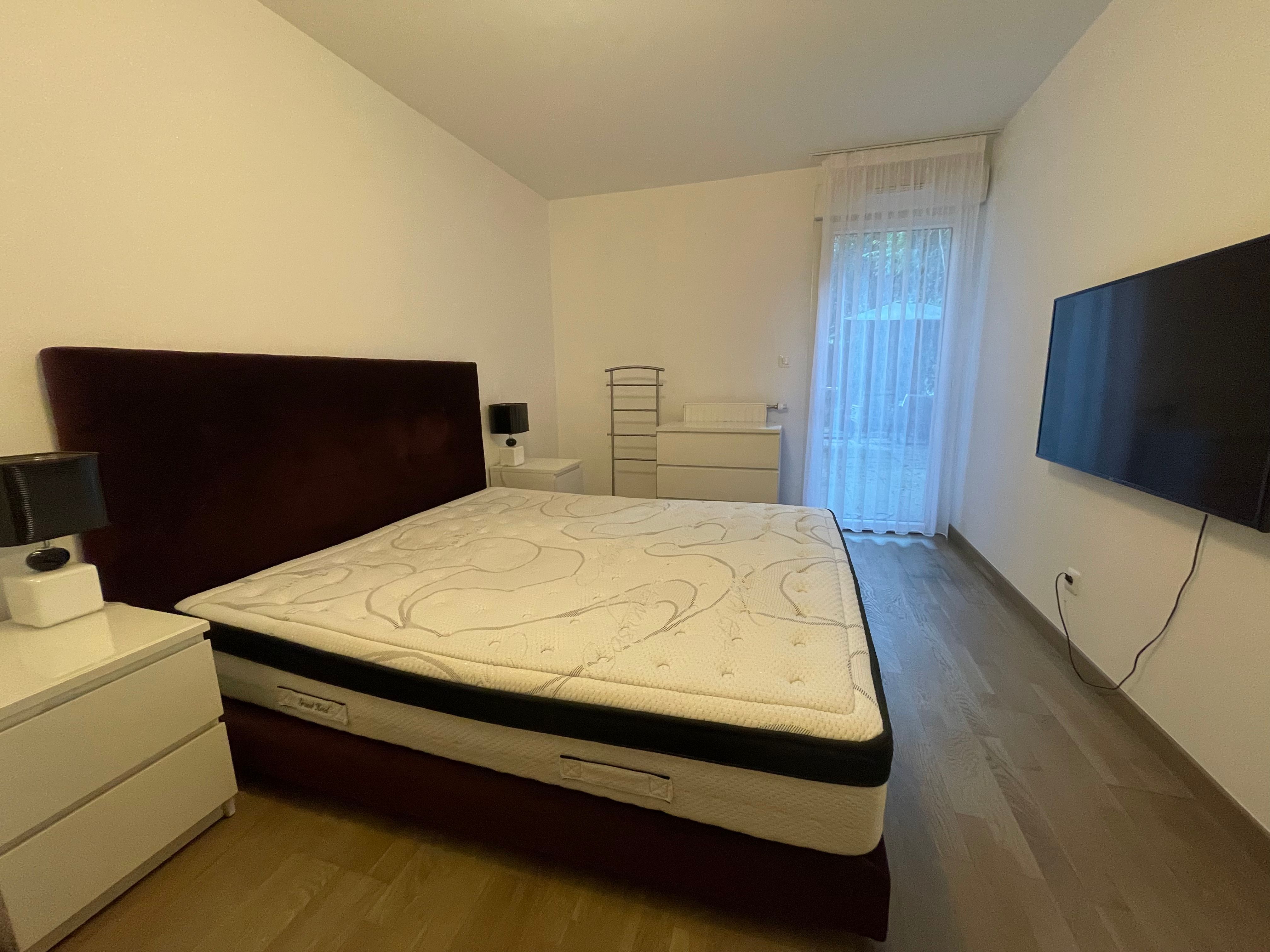Location Spacieux appartement meublé de 3 chambres avec terrasse, jardin privé et 2 place