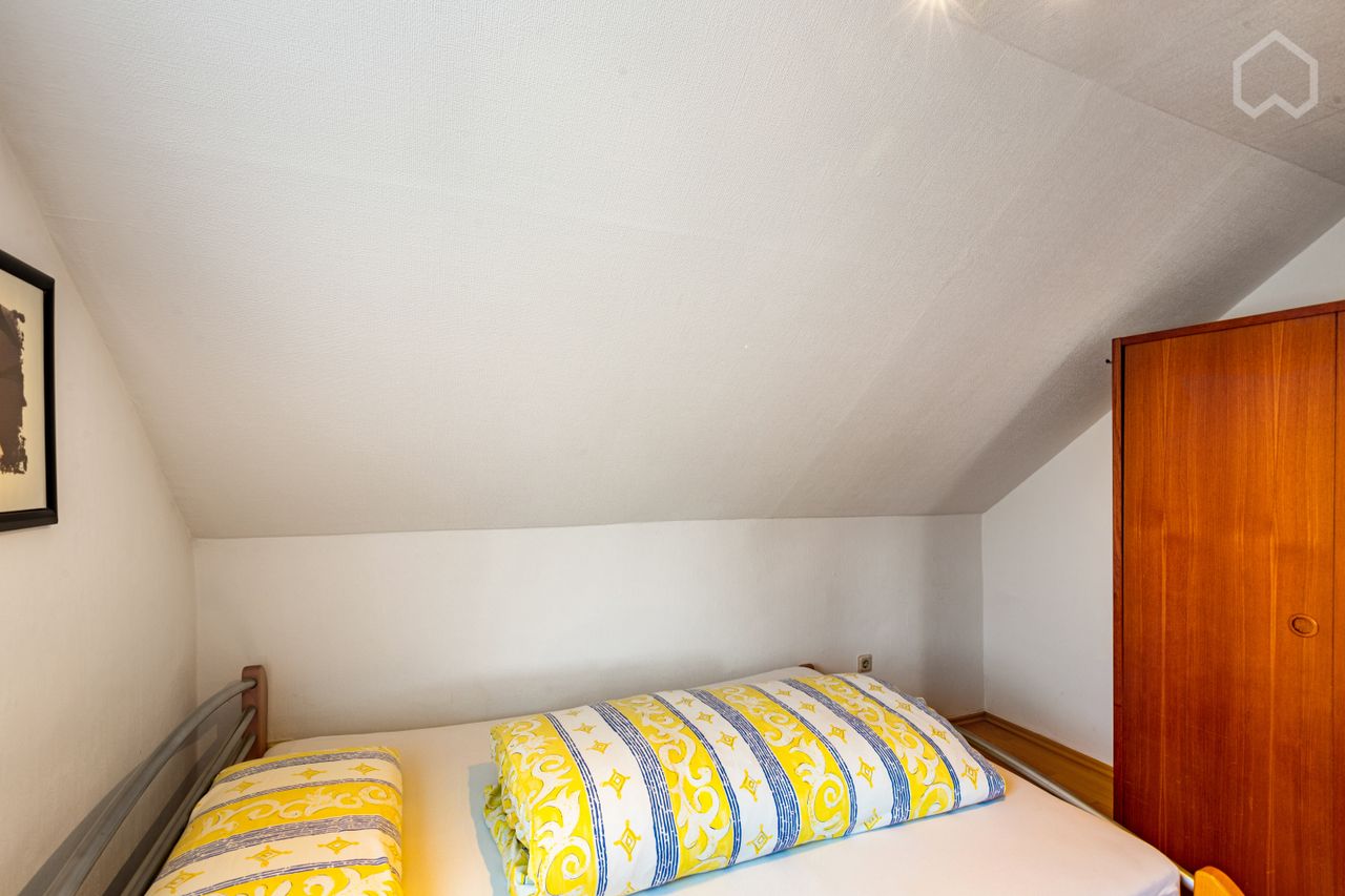 Bright and friently 2 room apartment in the attic, calm located with good infrastructure