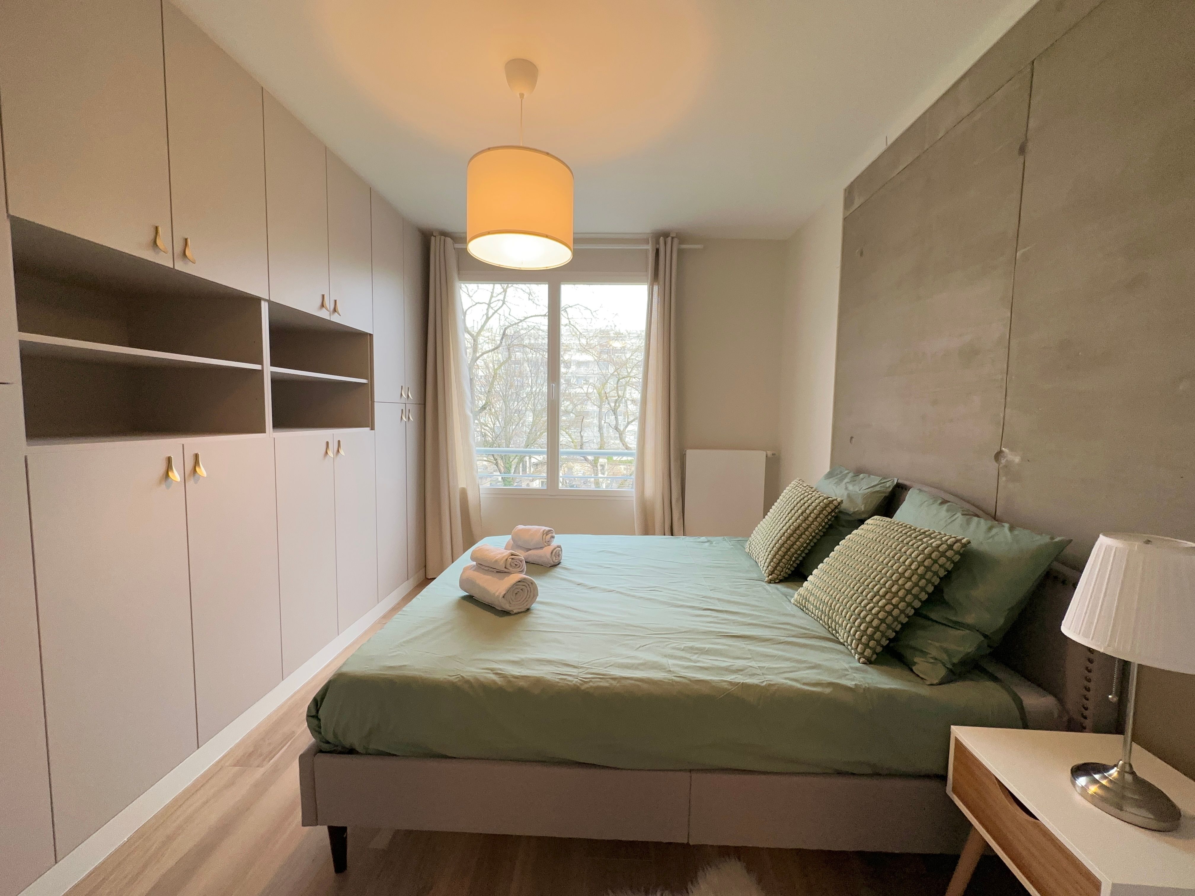 Location Appartement deux pièces neuf et meublé avec soin avec imprenable sur tout Paris 