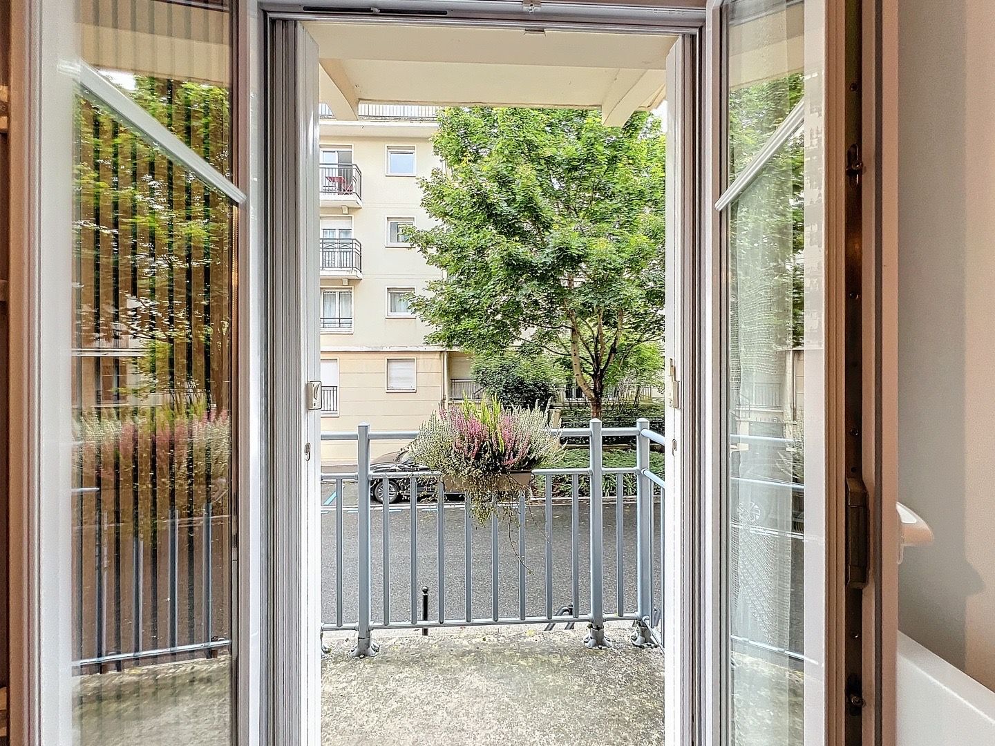 Location New renovated apartment just 1 min from train station RER Val D’Europe , free pa