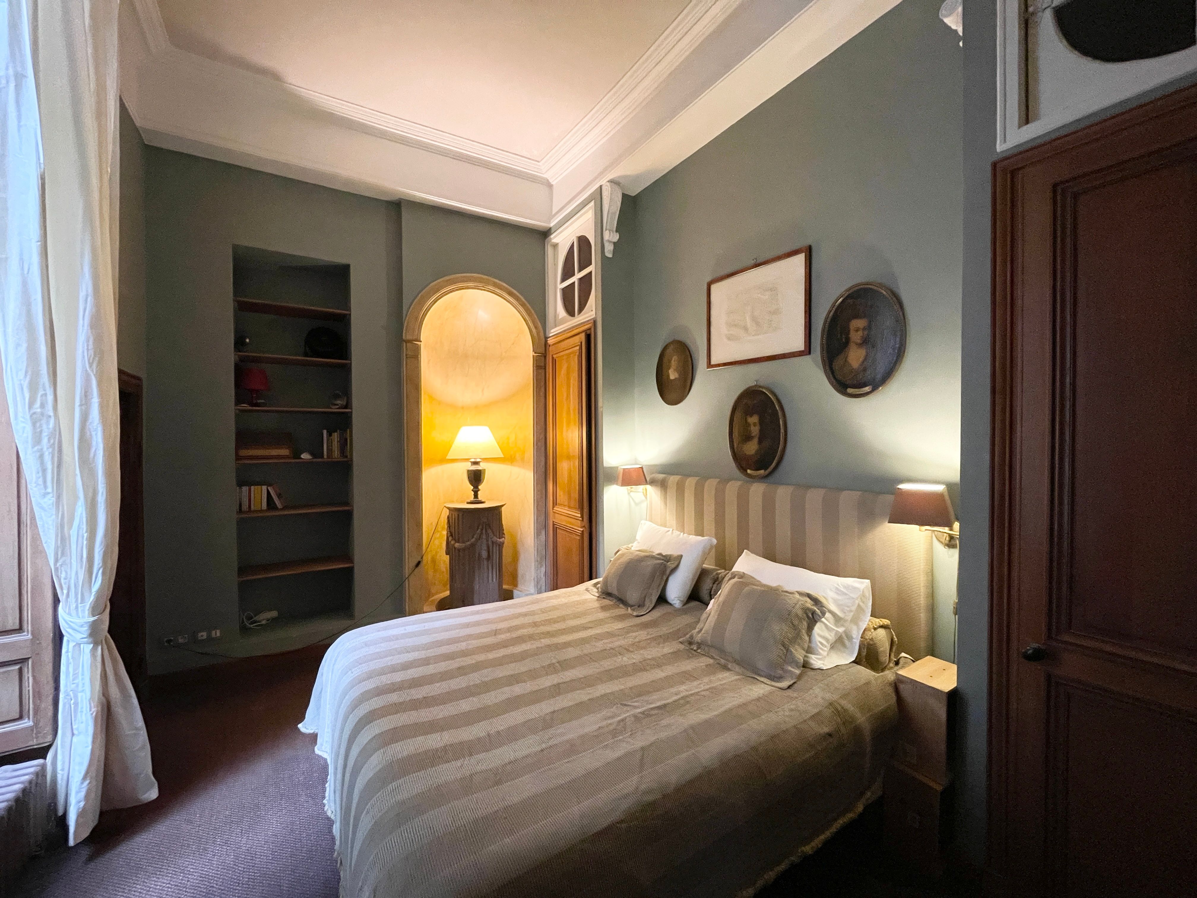 Location Prestigious Apartment in a Historic Building on the Famous Île Saint-Louis (loye