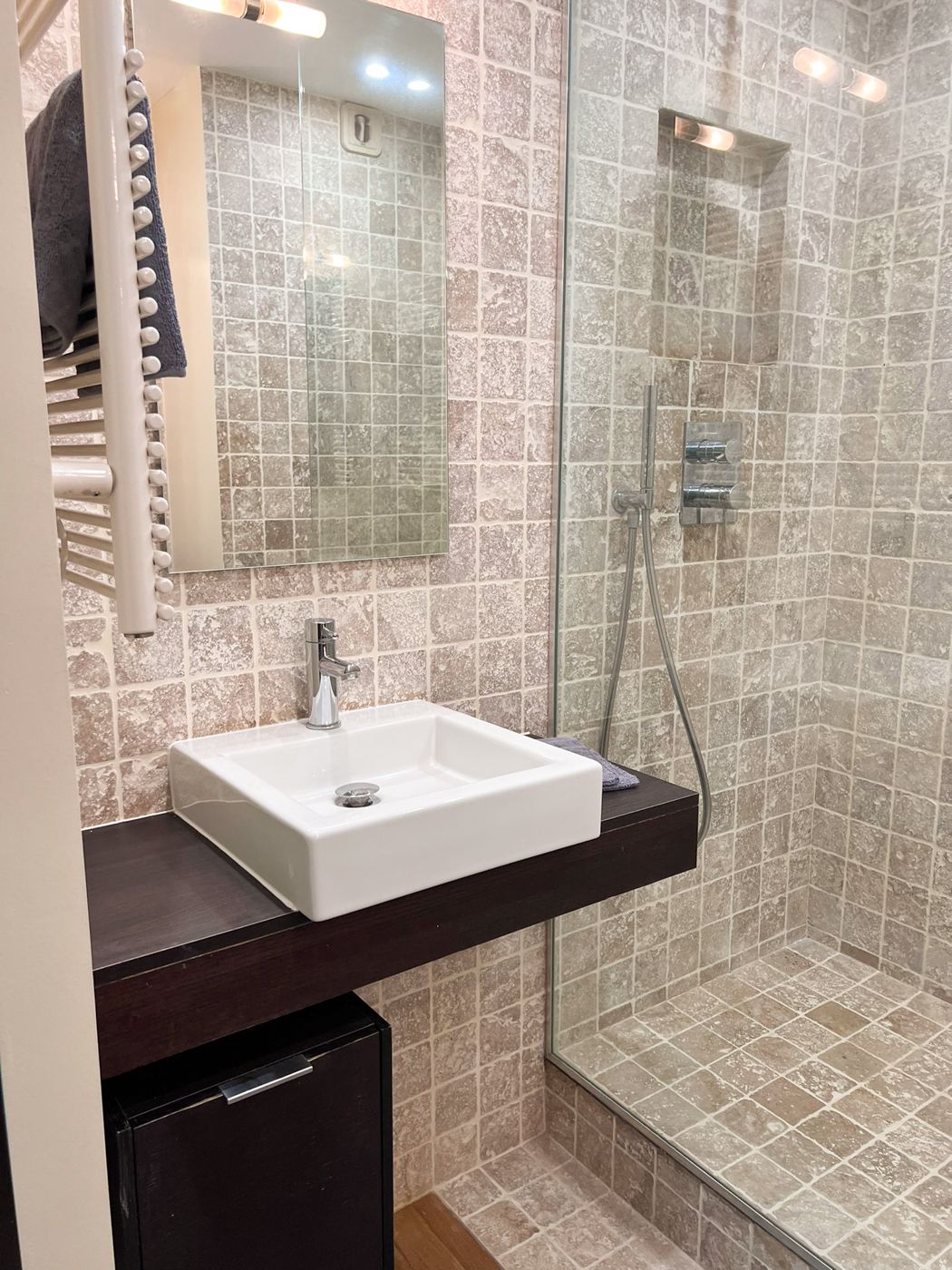 Location Spacieux 4/5 pieces, dernier etage, au coeur du Vieux Chatillon. (loyer tout inc