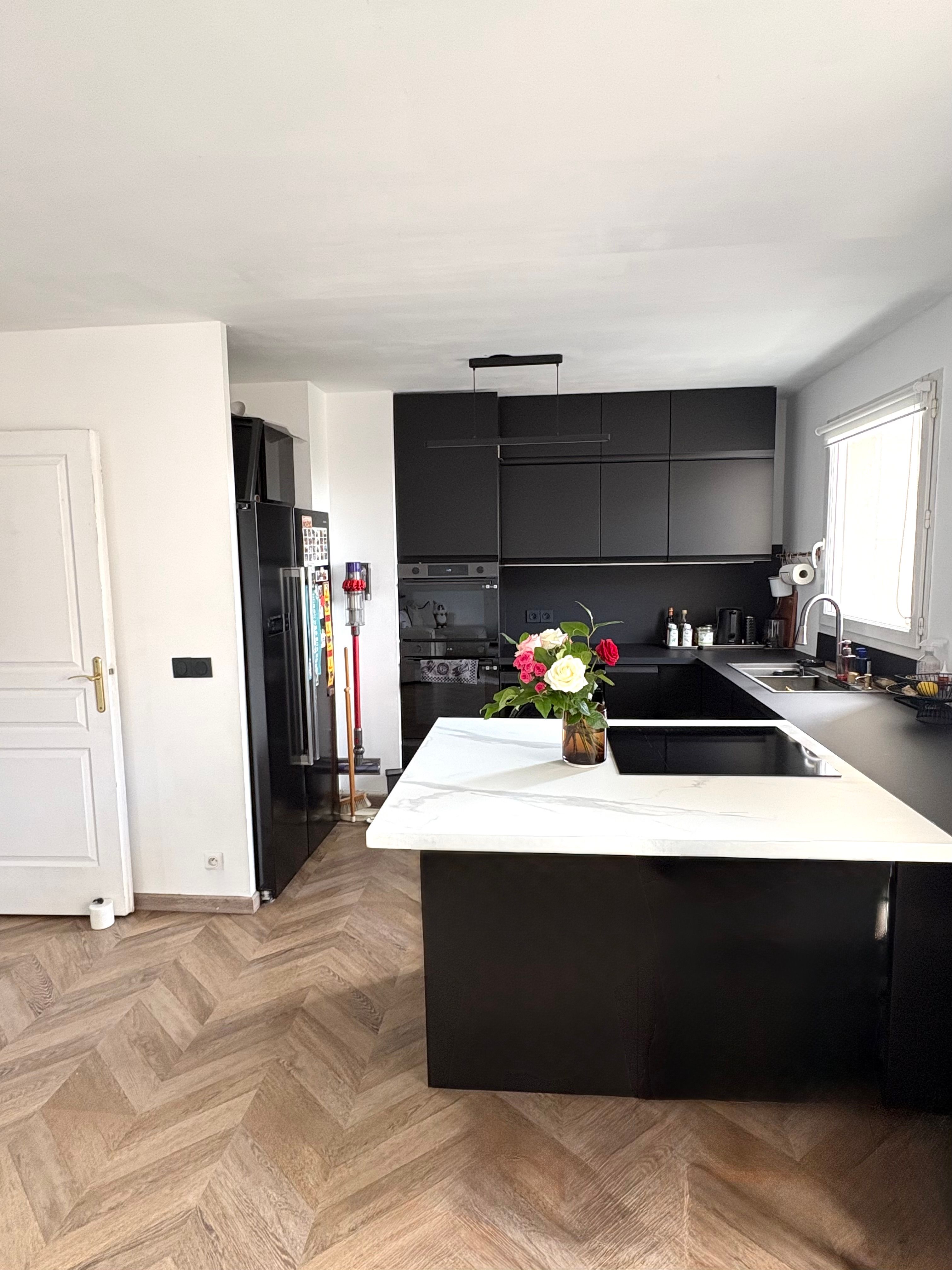 Location Appartement traversant au dernier étage avec terrasse et balcon – proximité de L