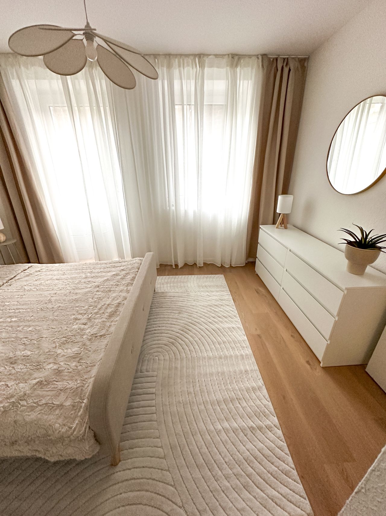 Beautiful Newly Renovated 2-Room Apartment with Separate Kitchen and Modern Bathroom