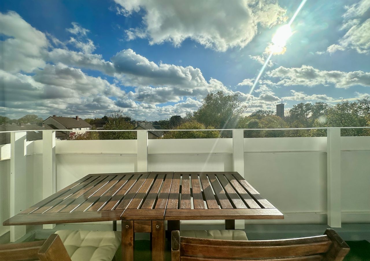 Frisch renovierte, helle Wohnung mit Balkon, Küche, Parkplatz und exzellenter Anbindung