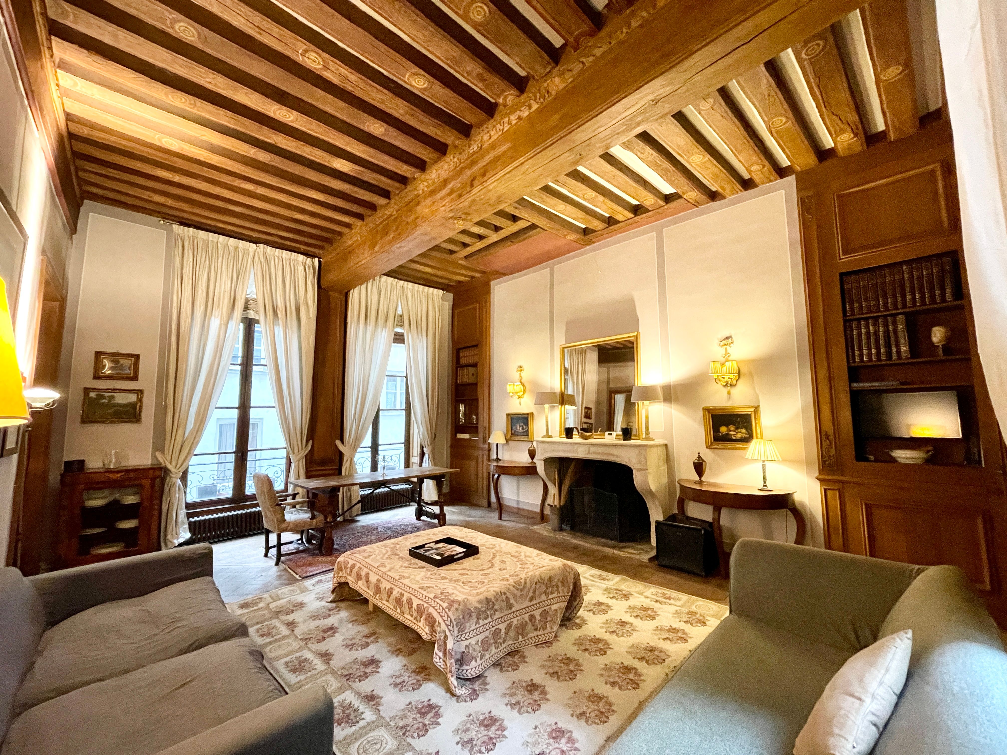 Location Prestigious Apartment in a Historic Building on the Famous Île Saint-Louis (loye