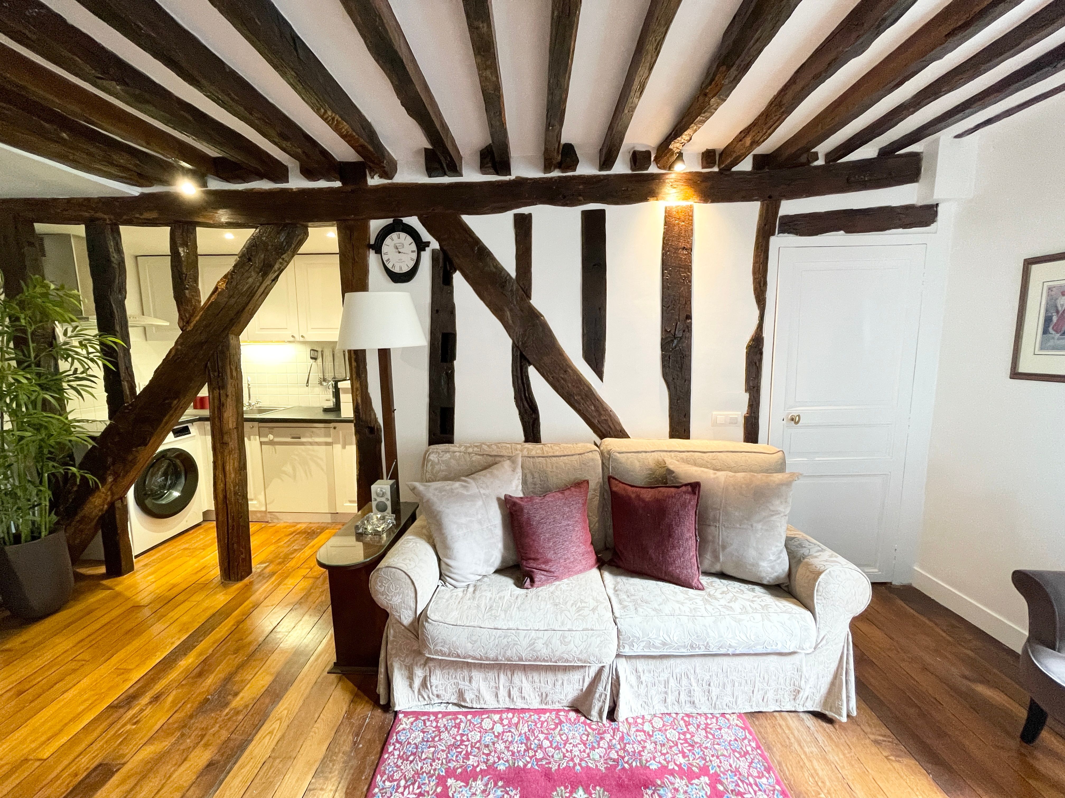 Location Elegant 2-Bedroom Apartment in a Prime Location close to Place des Vosges (loyer