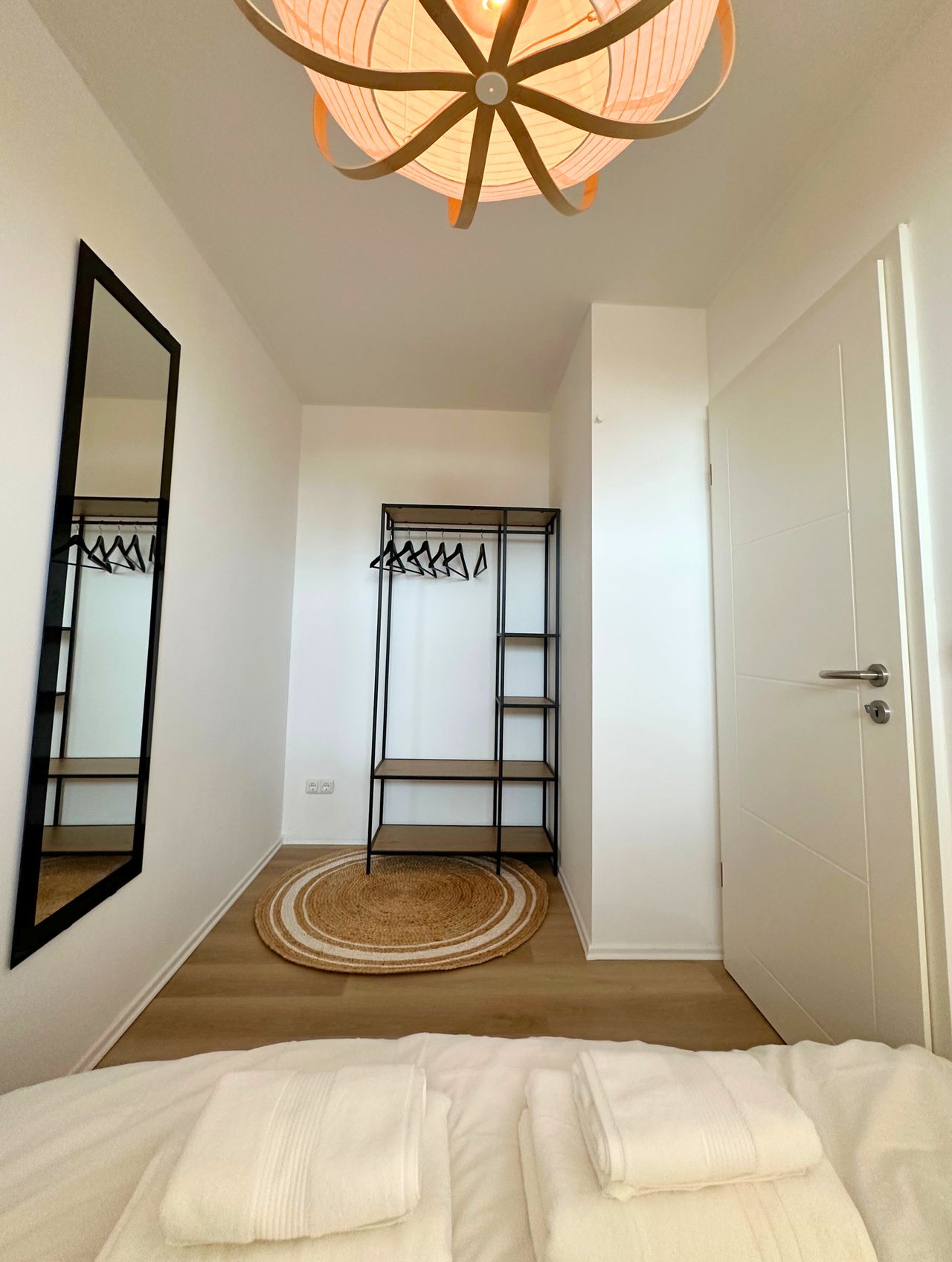 Frisch renovierte, helle Wohnung mit Balkon, Küche, Parkplatz und exzellenter Anbindung