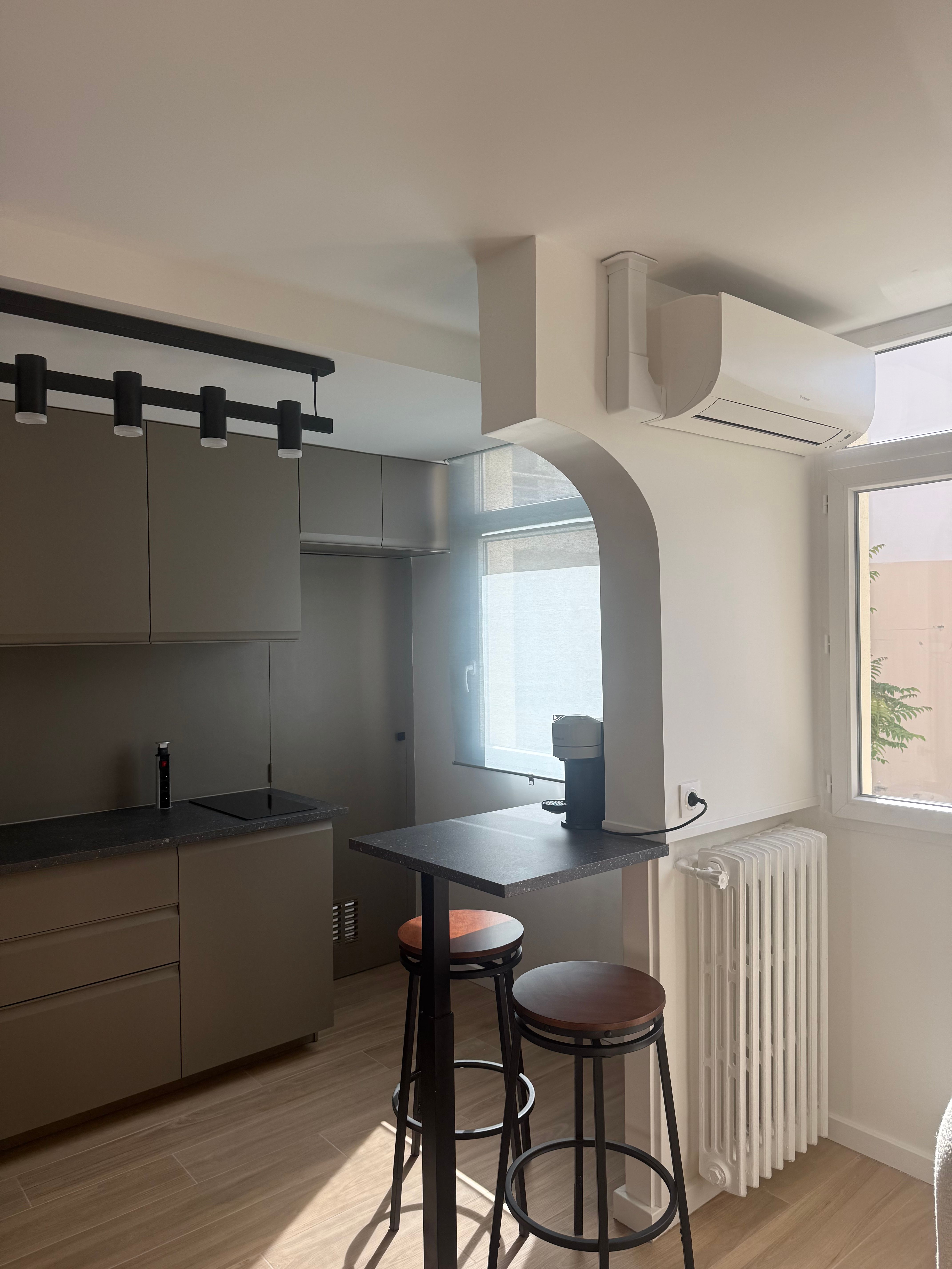 Découvrez ce charmant appartement meublé. Et climatisé, équipé comme une suite d’hôtel appartement situé dans le quartier prisé (loyer tout inclus) Asnières-sur-Seine
