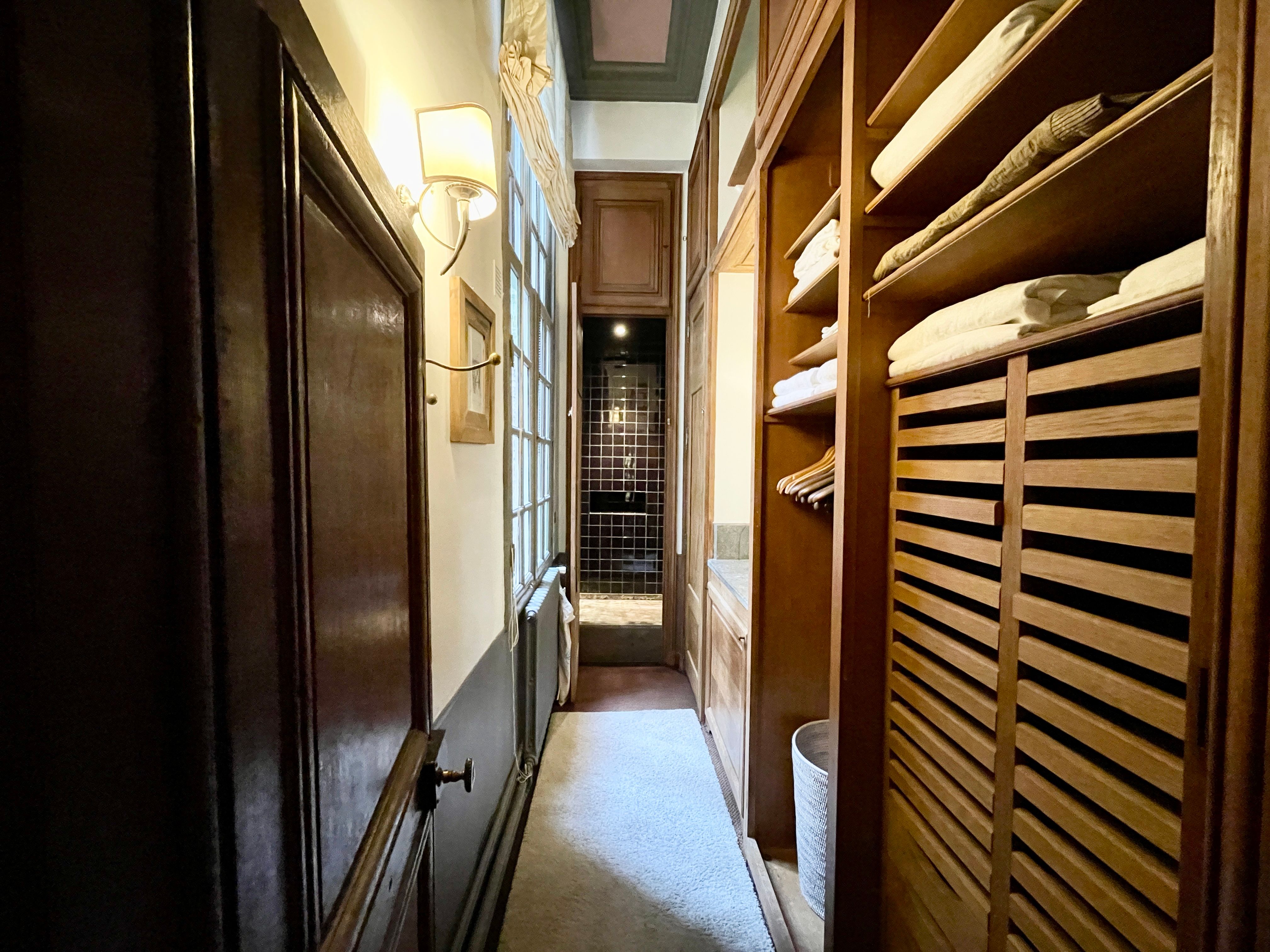 Location Prestigious Apartment in a Historic Building on the Famous Île Saint-Louis (loye
